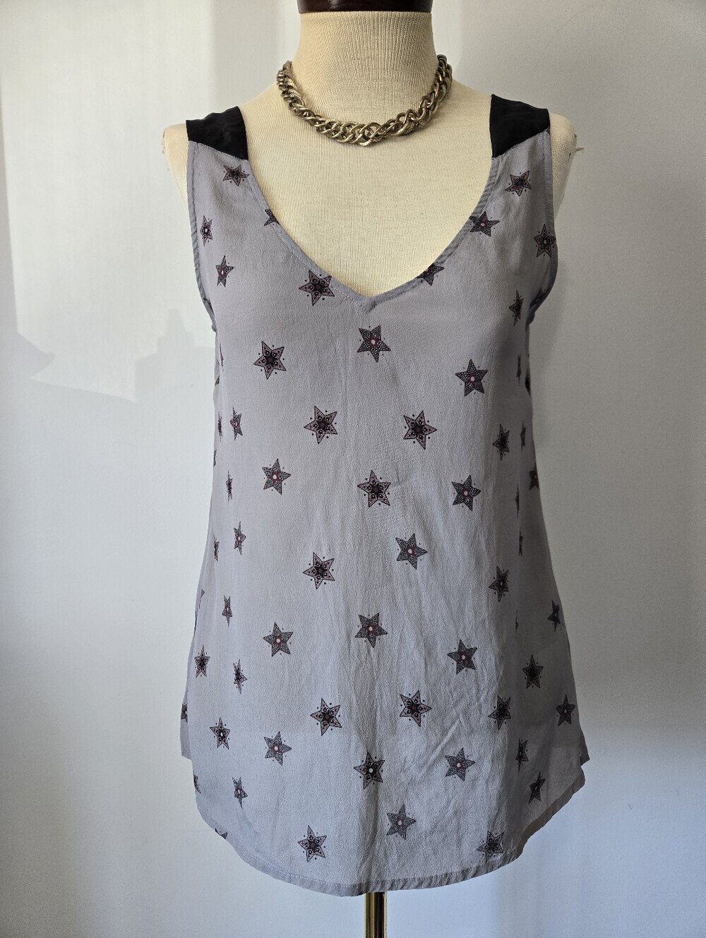 SACKS LUXURY Silk Blend Sleeveless Star Print V-Neck Tank Top - Grey. Size S